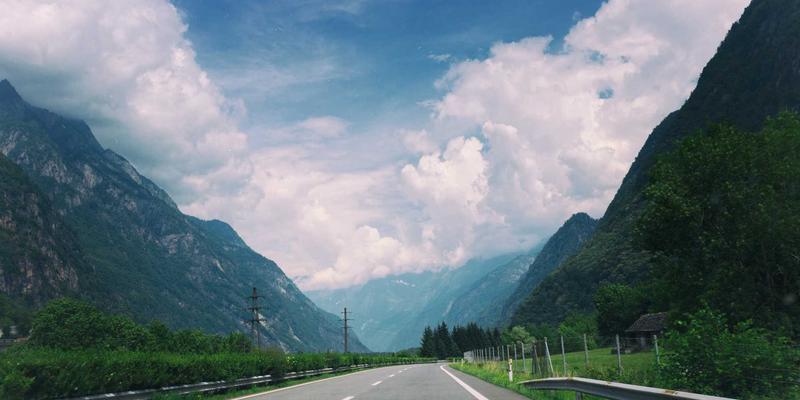 从‘售房’到‘售生活’：房产开发企业如何借力现代科技住宅与物业服务构建盈利新模式