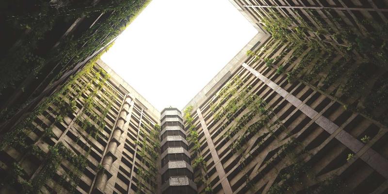 土地出让制度改革重塑房企拿地逻辑：荣盛688等开发商如何重构利润空间与物业服务新生态